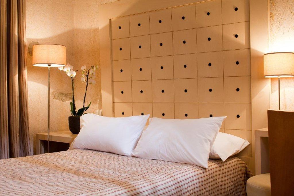 Hotel Les Remparts ミルポワ 部屋 写真