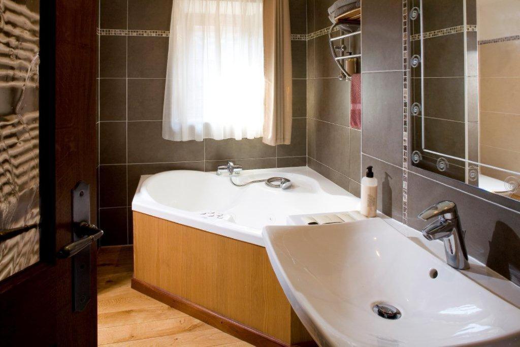 Hotel Les Remparts ミルポワ 部屋 写真