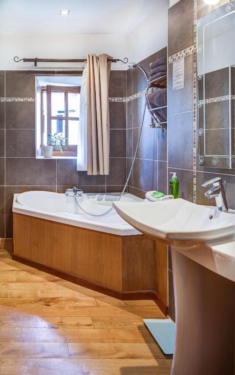 Hotel Les Remparts ミルポワ 部屋 写真