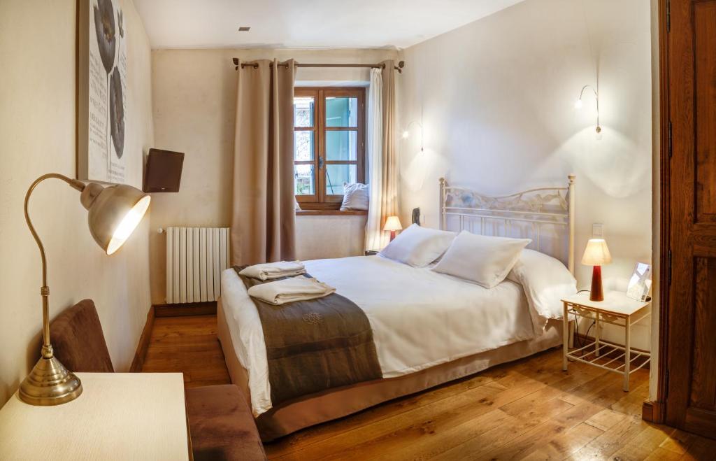 Hotel Les Remparts ミルポワ 部屋 写真