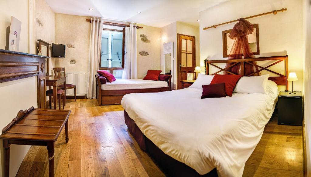 Hotel Les Remparts ミルポワ 部屋 写真