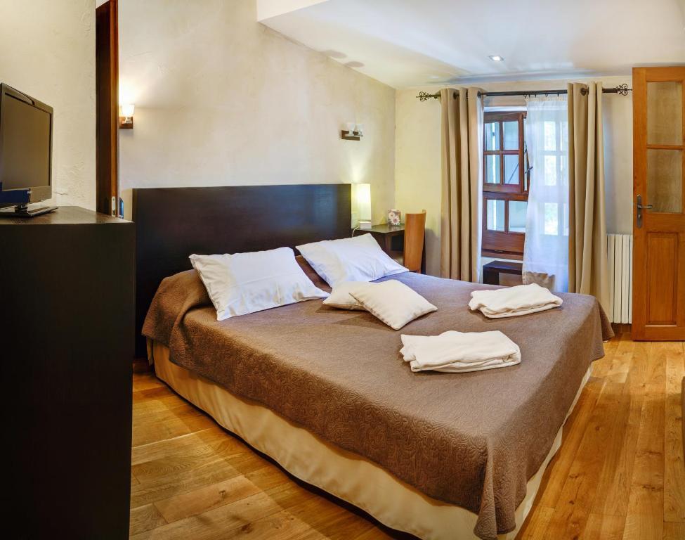 Hotel Les Remparts ミルポワ 部屋 写真