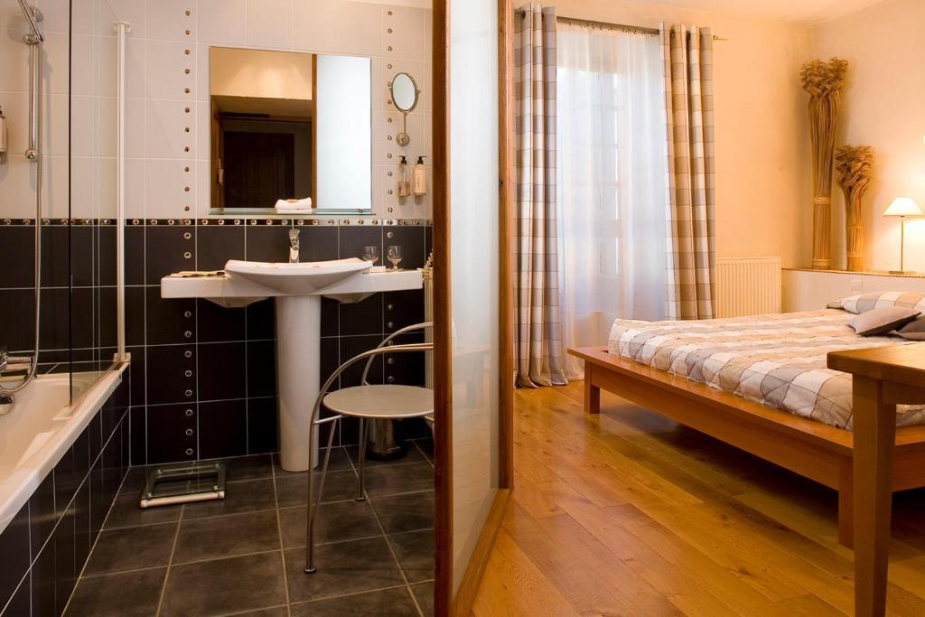 Hotel Les Remparts ミルポワ 部屋 写真