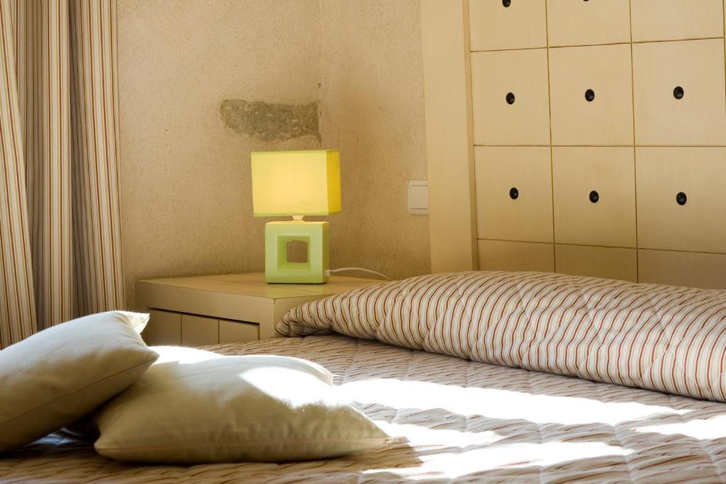 Hotel Les Remparts ミルポワ 部屋 写真
